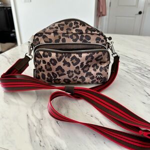 Lululemon Everywhere Crossbody Bag 2L in Leopard